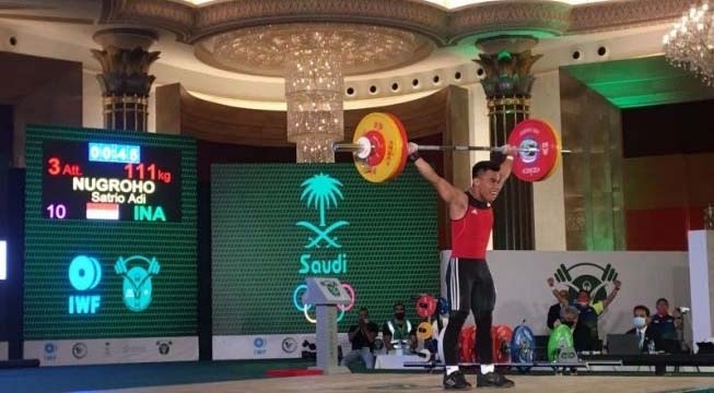 Lifter muda Indonesia Satrio Adi Nugroho, saat tampil di Kejuaraan Angkat Besi Dunia Remaja U-17 di Jeddah, Arab Saudi, Rabu (6/10/2021). (ANTARA/HO-PABSI).