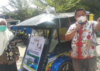 Lurah Limba U1, Kecamatan Kota Selatan, Kota Gorontalo, Rio Lamusu, bersama Satgas PPKM melakukan edukasi kepada masyarakat agar tetap taat protokol kesehan (prokes), Jumat (25/10/2021). (istimewa)