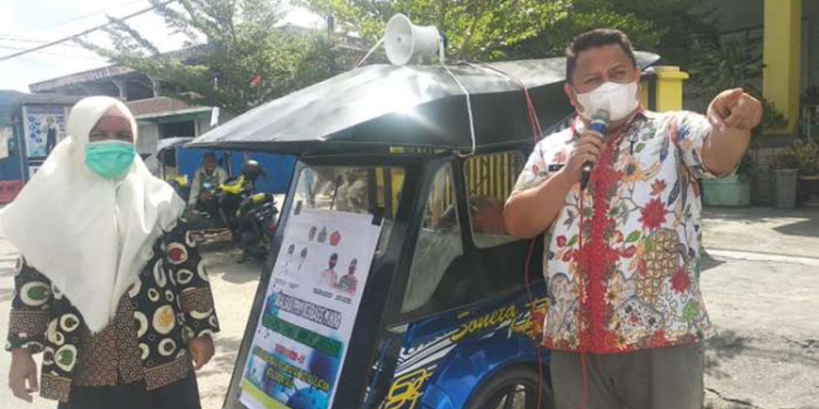Lurah Limba U1, Kecamatan Kota Selatan, Kota Gorontalo, Rio Lamusu, bersama Satgas PPKM melakukan edukasi kepada masyarakat agar tetap taat protokol kesehan (prokes), Jumat (25/10/2021). (istimewa)