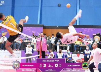 Tim sepak takraw putra Gorontalo saat berlaga menjamu tim sepak takraw putra Jawa Tengah pada PON XX Papua