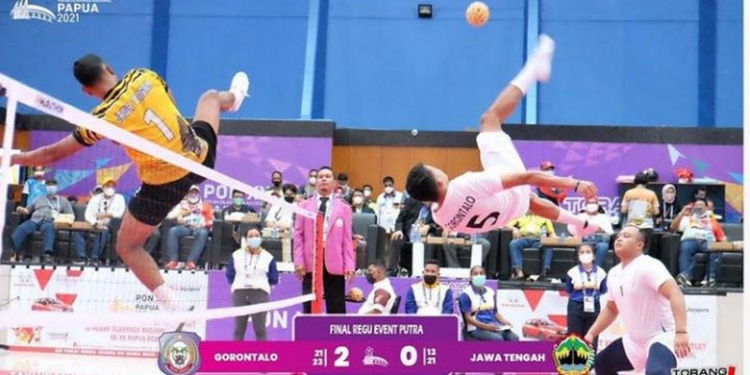 Tim sepak takraw putra Gorontalo saat berlaga menjamu tim sepak takraw putra Jawa Tengah pada PON XX Papua