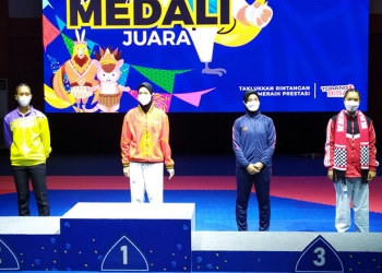 Atlet Taekwondo asal Gorontalo, Silvana Lamanda (kiri) saat menerima medali perak dalam kejuaraan Taekwondo PON Papua. (istimewa)