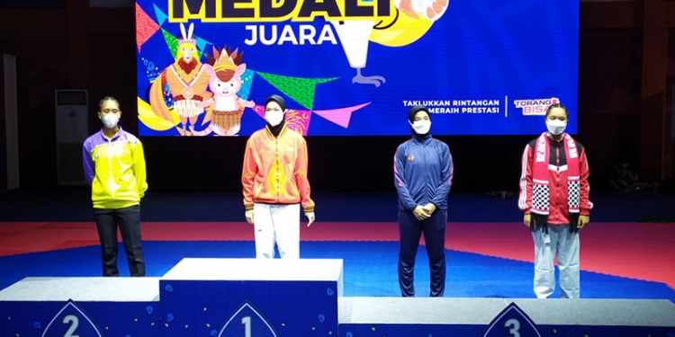 Atlet Taekwondo asal Gorontalo, Silvana Lamanda (kiri) saat menerima medali perak dalam kejuaraan Taekwondo PON Papua. (istimewa)