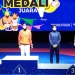 Atlet Taekwondo asal Gorontalo, Silvana Lamanda (kiri) saat menerima medali perak dalam kejuaraan Taekwondo PON Papua. (istimewa)