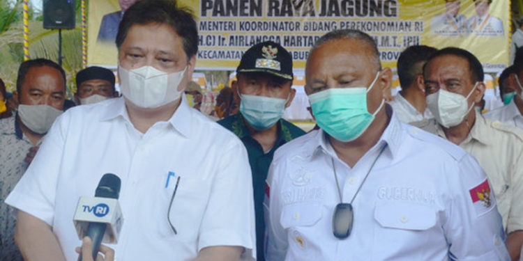 Menko Perekonomian, Airlangga Hartarto didampingi Gubernur Gorontalo, Rusli Habibie, saat meninjau panen raya jagung di Desa Dulupi, Boalemo. (putra/gopos)