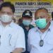 Menko Perekonomian, Airlangga Hartarto didampingi Gubernur Gorontalo, Rusli Habibie, saat meninjau panen raya jagung di Desa Dulupi, Boalemo. (putra/gopos)
