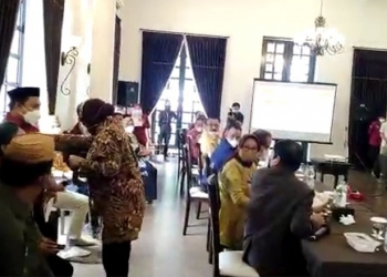 Mensos Tri Rismaharani memahari petugas pendamping PKH saat rapat pemadanan data.(istimewa)