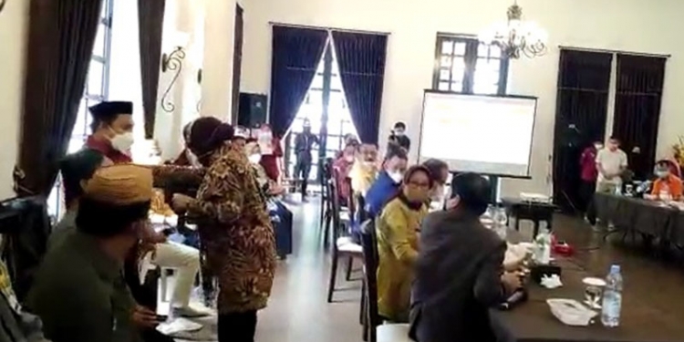 Mensos Tri Rismaharani memahari petugas pendamping PKH saat rapat pemadanan data.(istimewa)