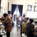 Mensos Tri Rismaharani memahari petugas pendamping PKH saat rapat pemadanan data.(istimewa)