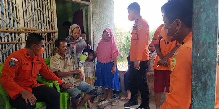 Tim SAR mengevakuasi Nani yang hilang selama 5 hari di tengah hutan ke kediamannya di Desa Bukit Karya, Boalemo