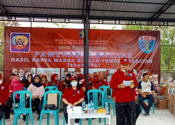 Kepala Kantor wilayah kemenkumham Gorontalo, Hantor Situmorang sedang memberikan sambutan pada perayaan HDKD, yang dirangkaikan dengan bazar dan pameran kerajinan warga binaan, di lapangan tenis kanwil kemenkumham Gorontalo. Jum'at (29/10/2021). Foto : Sari/gopos