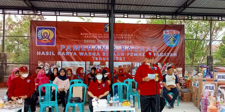 Kepala Kantor wilayah kemenkumham Gorontalo, Hantor Situmorang sedang memberikan sambutan pada perayaan HDKD, yang dirangkaikan dengan bazar dan pameran kerajinan warga binaan, di lapangan tenis kanwil kemenkumham Gorontalo. Jum'at (29/10/2021). Foto : Sari/gopos