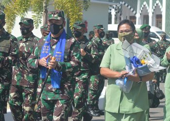 KUNJUNGAN KERJA - Panglima Komando Daerah Militer (Pangdam) XIII/Merdeka, Mayor Jendral (Mayjen) TNI Wanti Waranei F Mamahit bersama Ketua Persit, Yulianti Palalangan F Mamahit saat tiba di Korem 133/NWB, Rabu (13/10/2021). (Foto: Putra/Gopos)