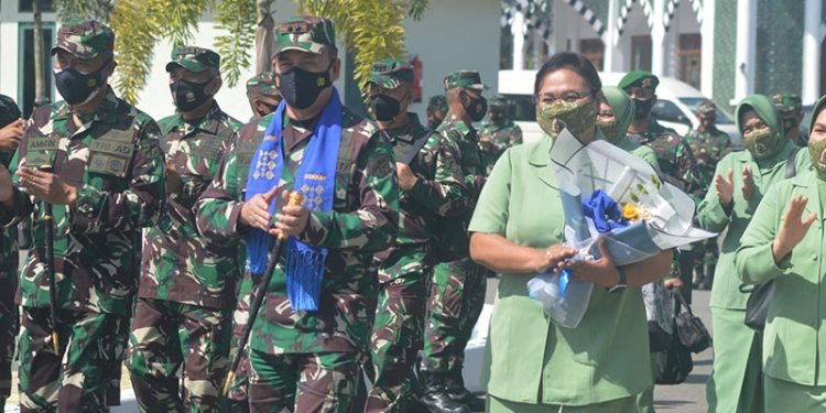 KUNJUNGAN KERJA - Panglima Komando Daerah Militer (Pangdam) XIII/Merdeka, Mayor Jendral (Mayjen) TNI Wanti Waranei F Mamahit bersama Ketua Persit, Yulianti Palalangan F Mamahit saat tiba di Korem 133/NWB, Rabu (13/10/2021). (Foto: Putra/Gopos)