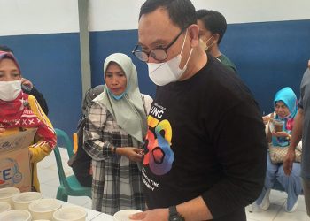 Wakil Rektor I Bidang Akademik Universitas Negeri Gorontalo, Dr. Harto S. Malik, M.Hum saat meninjau pembukaan kembali Pasar Kampus Modern Butu, Jumat (15/10/2021). (Foto Indra/Gopos)