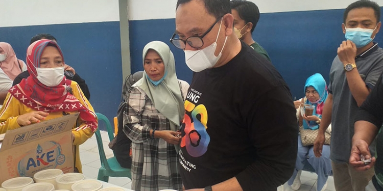 Wakil Rektor I Bidang Akademik Universitas Negeri Gorontalo, Dr. Harto S. Malik, M.Hum saat meninjau pembukaan kembali Pasar Kampus Modern Butu, Jumat (15/10/2021). (Foto Indra/Gopos)