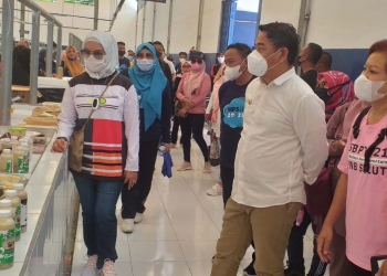 Bupati Bone Bolango, Hamin Pou didampingi Wakil Bupati Merlan S. Uloli saat meninjau aktfitas perdagangan di Pasar Kampus Modern Butu, Jumat (15/10/2021). (Foto Indra/Gopos)