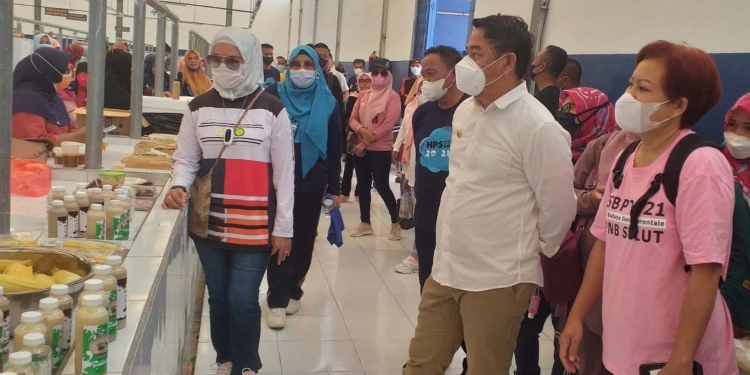 Bupati Bone Bolango, Hamin Pou didampingi Wakil Bupati Merlan S. Uloli saat meninjau aktfitas perdagangan di Pasar Kampus Modern Butu, Jumat (15/10/2021). (Foto Indra/Gopos)