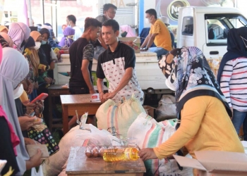 Warga yang berbelanja di Pasar Murah NKRI peduli, Jumat (15/10/21). (Foto: Kominfo)