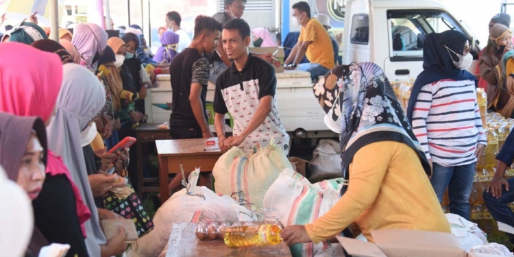 Warga yang berbelanja di Pasar Murah NKRI peduli, Jumat (15/10/21). (Foto: Kominfo)