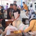 Warga yang berbelanja di Pasar Murah NKRI peduli, Jumat (15/10/21). (Foto: Kominfo)