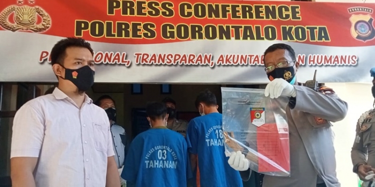 Kapolsek Kota Tengah, Ipda Suprapto sedang menunjukkan barang bukti berupa sebilah pisau kepada awak media, saat gelar konferensi pers di Polsek Kota Tengah, Kamis (7/10/2021). Foto : Sari/gopos)