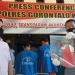 Kapolsek Kota Tengah, Ipda Suprapto sedang menunjukkan barang bukti berupa sebilah pisau kepada awak media, saat gelar konferensi pers di Polsek Kota Tengah, Kamis (7/10/2021). Foto : Sari/gopos)