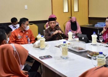 Assisten Pemerintahan dan Kesra, Arman Mohamad Saat menerima Ortala Bone Bolango. (Foto istimewa)