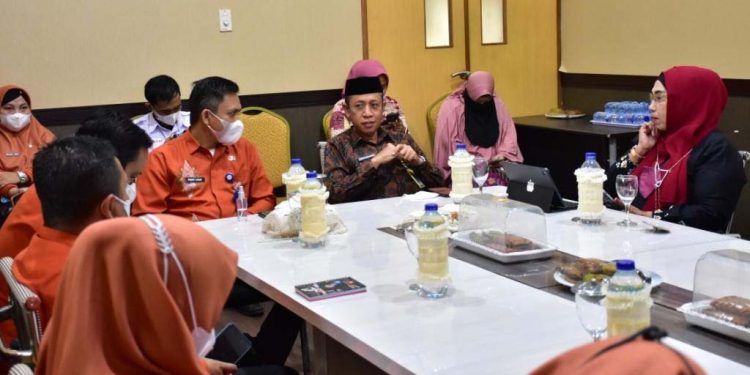 Assisten Pemerintahan dan Kesra, Arman Mohamad Saat menerima Ortala Bone Bolango. (Foto istimewa)
