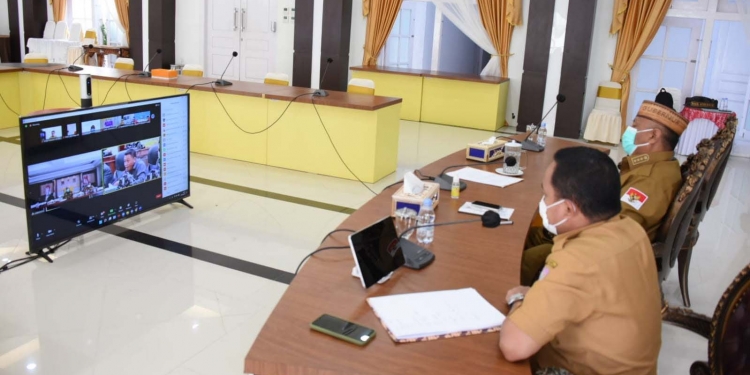 Gubernur Gorontalo Rusli Habibie didampingi Kaban Keuangan Daniel Ibrahim saat mengikuti rapat paripurna DPRD Provinsi Gorontalo ke-69, yang berlangsung secara virtual, Senin (4/10/2021). (Foto: Salman)