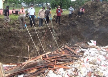 Pemusnahan daging ayam yang tak layak konsumsi oleh Karantina Gorontalo, Kamis (21/10/2021).