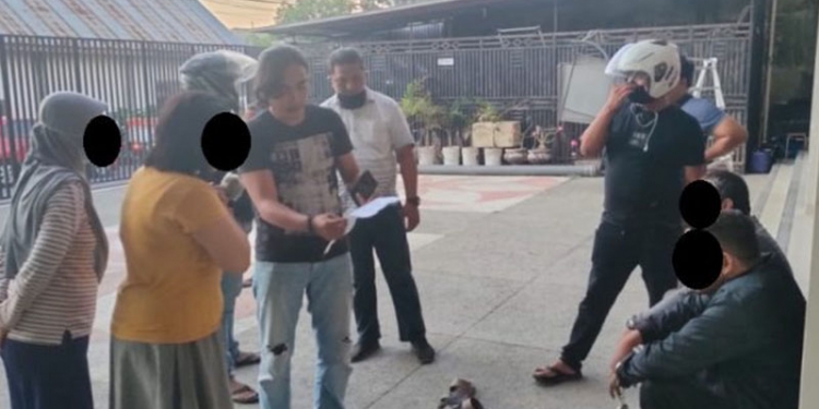 TIM Opsnal Ditresnarkoba Polda Gorontalo mengamankan dua terduga pengedar sabu di Kelurahan Biawu, Kecamatan Kota Selatan, Kota Gorontalo. (Humas Polda Gorontalo)