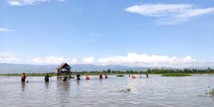 Pencarian korban hilang di pesisir Danau Limboto oleh tim SAR Gabungan. (sari/gopos)
