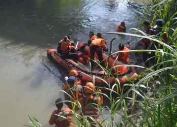 PENCARIAN KORBAN HILANG - Sejumlah personel tim gabungan dikerahkan dalam pencarian korban hilang di sungai bulango, Senin (11/10/2021), (Foto: Putra/Gopos)