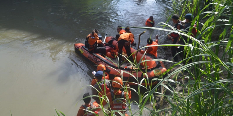 PENCARIAN KORBAN HILANG - Sejumlah personel tim gabungan dikerahkan dalam pencarian korban hilang di sungai bulango, Senin (11/10/2021), (Foto: Putra/Gopos)