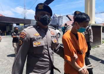 SP alias Sofyan digiring petugas Polres Gorontalo Kota dalam pelaksanaan konferensi pers terkait perkara pencurian kendaraan bermotor di Polres Gorontalo Kota, Kamis (28/10/2021). (istimewa)