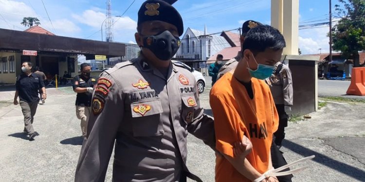 SP alias Sofyan digiring petugas Polres Gorontalo Kota dalam pelaksanaan konferensi pers terkait perkara pencurian kendaraan bermotor di Polres Gorontalo Kota, Kamis (28/10/2021). (istimewa)