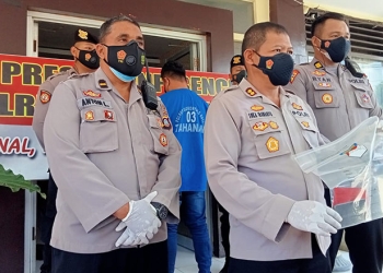 Kapolres Gorontalo Kota, AKBP Suka Irawanto (tengah) sedang    memperlihatkan barang bukti berupa handphone, kepada awak media, Kamis (28/10/2021). Foto : Sari/gopos)