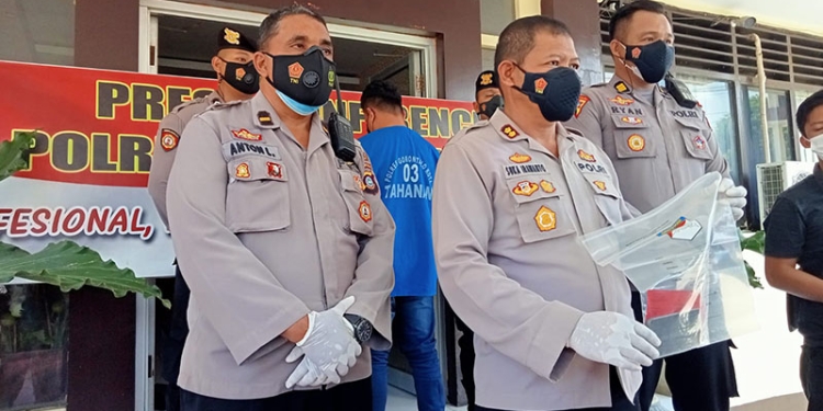 Kapolres Gorontalo Kota, AKBP Suka Irawanto (tengah) sedang    memperlihatkan barang bukti berupa handphone, kepada awak media, Kamis (28/10/2021). Foto : Sari/gopos)
