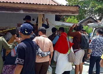 Warga Kelurahan Limba U2, Kecamatan Kota Selatan, Kota Gorontalo memadati kediaman TU yang ditemukan meninggal dalam kamar, Jumat (8/10/2021). (sari/gopos)