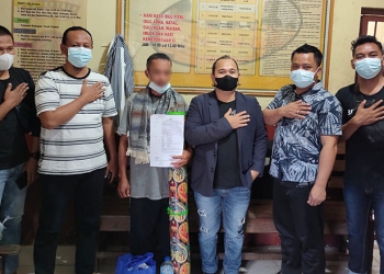 Upan Polapa (ketiga dari kiri) saat diamankan pihak Polres Gorontalo. (Foto : Istimewa)