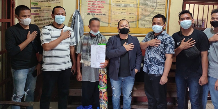 Upan Polapa (ketiga dari kiri) saat diamankan pihak Polres Gorontalo. (Foto : Istimewa)