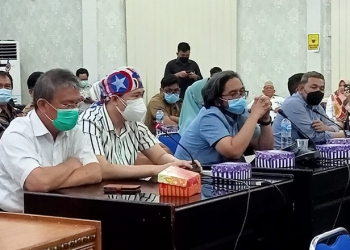Dokter AW (kedua kiri) memberikan penjelasan terkait penanganan pasien MA dalam rapat dengar pendapat di DPRD Kota Gorontalo, Selasa (19/10/2021). (sari/gopos)