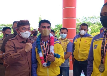 Bupati Pohuwato, Saipul Mbuinga, menyambut dua atlet asal Pohuwato yang berlaga pada Pekan Olahraga Nasional (PON) XX di Papua, Senin (25/10/2021).