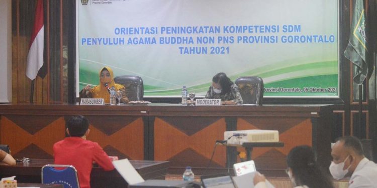 Kepala Dinas Kesehatan Provinsi Gorontalo, dr. Yana Yanti Suleman saat memberikan orientasi peningkatan kompetensi SDM penyuluh Agama Buddha Non PNS di Provinsi Gorontalo di Kantor Wilayah Kementerian Agama Provinsi Gorontalo, Selasa (5/10/2021). (Foto: Putra/Gopos).