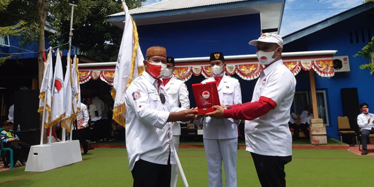 Ketua Pergatsi Provinsi Gorontalo, Darda Daraba saat mengukuhkan Ketua dan Pengurus Pergatsi Kabupaten Bone Bolango. (Foto Istimewa)