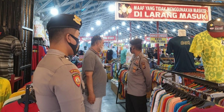 Petugas Kepolisian melakukan pemantauan sekaligus mengimbau kepada para pelaku usaha di Kota Gorontalo untuk selalu disiplin menerapkan protokol kesehatan. (dok. Humas Polda Gorontalo)