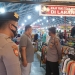 Petugas Kepolisian melakukan pemantauan sekaligus mengimbau kepada para pelaku usaha di Kota Gorontalo untuk selalu disiplin menerapkan protokol kesehatan. (dok. Humas Polda Gorontalo)