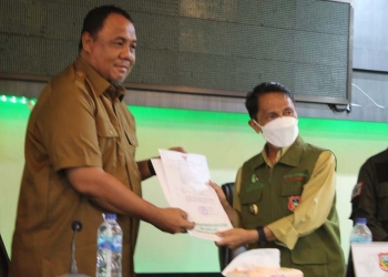 Penyerahan SK oleh Bupati Gorontalo, Nelson Pomalingo kepada Plh Kepala Dinas Sosial Kabupaten Gorontalo, Rahmat Donie Lahatie. (Foto istimewa)