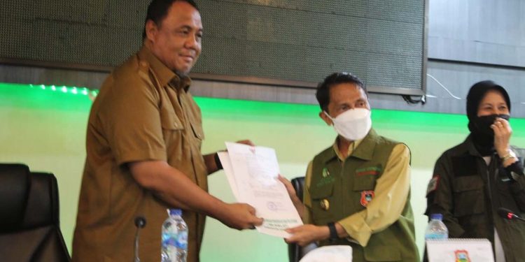 Penyerahan SK oleh Bupati Gorontalo, Nelson Pomalingo kepada Plh Kepala Dinas Sosial Kabupaten Gorontalo, Rahmat Donie Lahatie. (Foto istimewa)